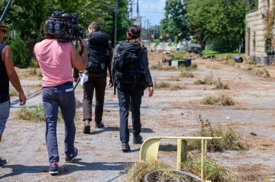twd-world-beyond-s01e02-the-blaze-of-gory-bastidores-013.jpg