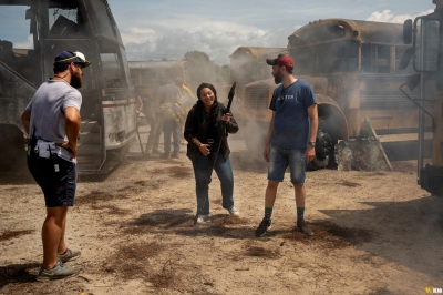 twd-world-beyond-s01e02-the-blaze-of-gory-bastidores-016.jpg