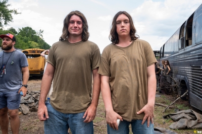 twd-world-beyond-s01e02-the-blaze-of-gory-bastidores-021.jpg