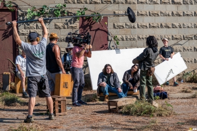 twd-world-beyond-s01e02-the-blaze-of-gory-bastidores-022.jpg