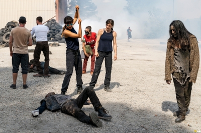 twd-world-beyond-s01e03-the-tyger-and-the-lamb-bastidores-004.jpg