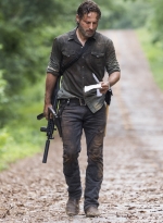 the-walking-dead-s08e06-the-king-the-widow-and-rick-035.jpg