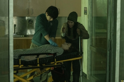 Click to view full size image
==============
the-walking-dead-dead-city-s03e03-emigrants-009.jpg the-walking-dead-dead-city-s03e03-emigrants-009.jpg